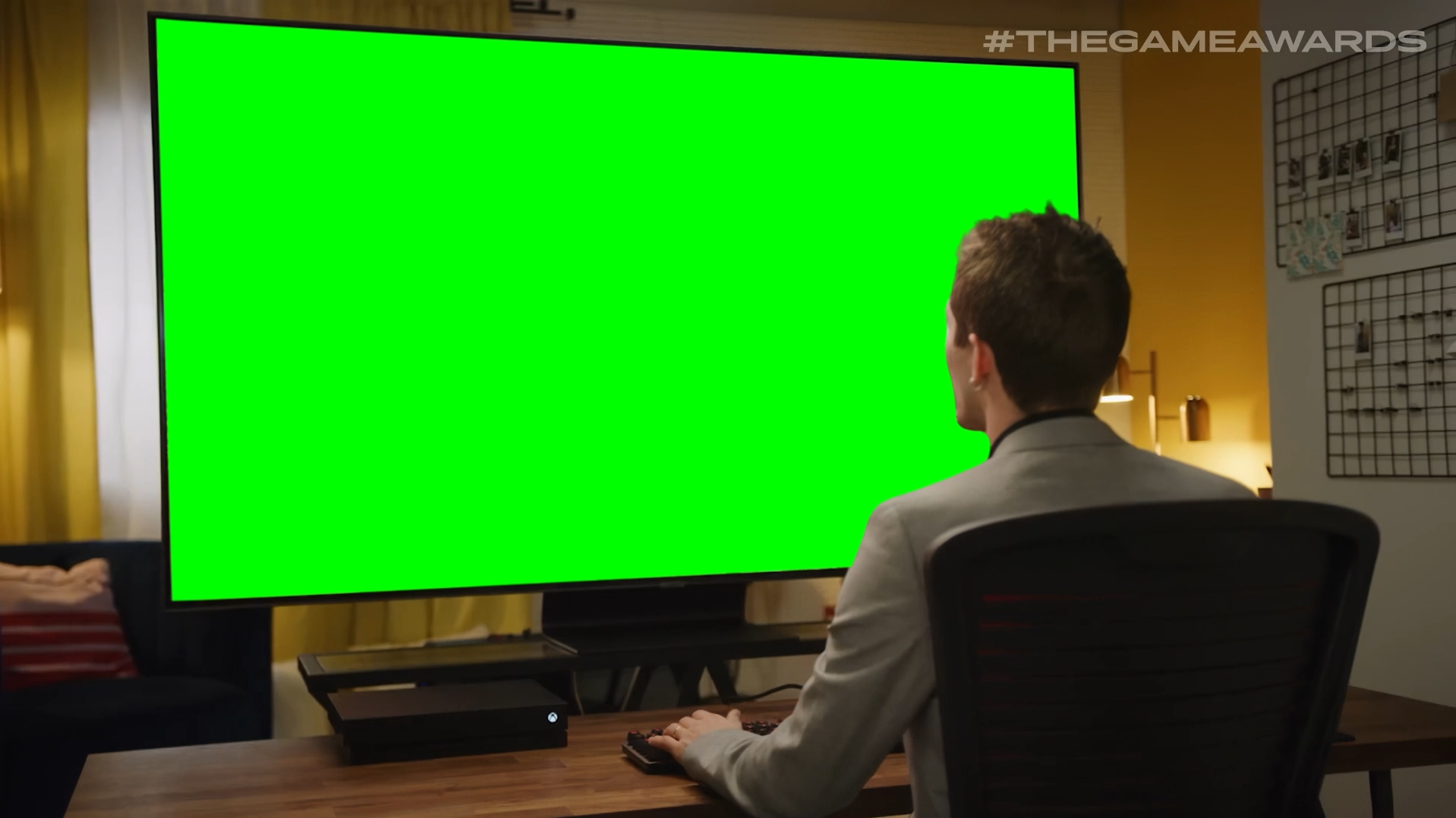 Linus Tech Tips Gaming on a Samsung QLED TV meme (Green Screen)