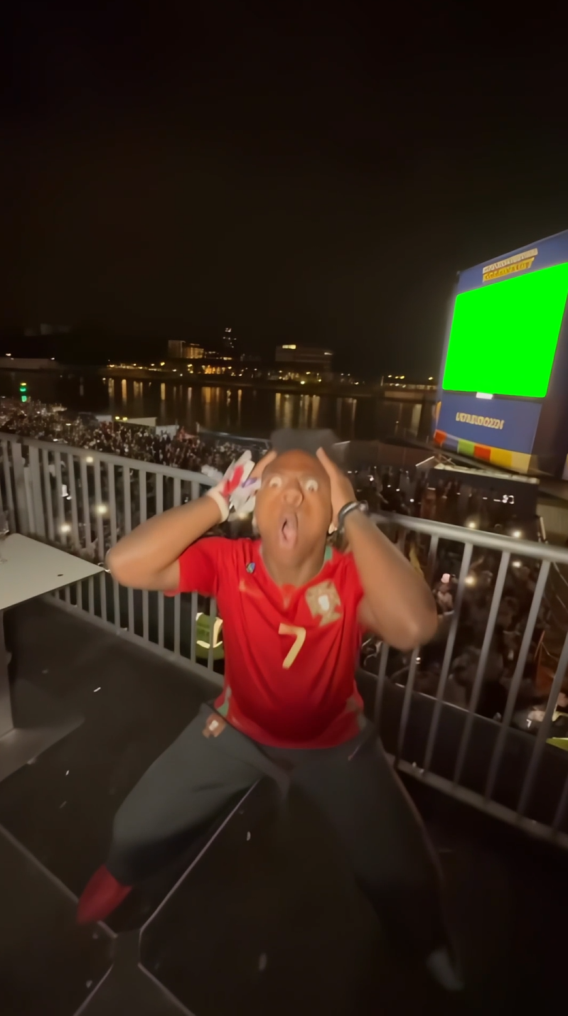 IShowSpeed Reacting to Giant Screen meme (Green Screen)